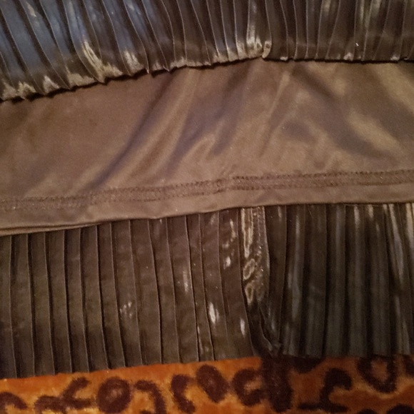 Silver & Black Metallic Pleated Skirt - Picture 3 of 7